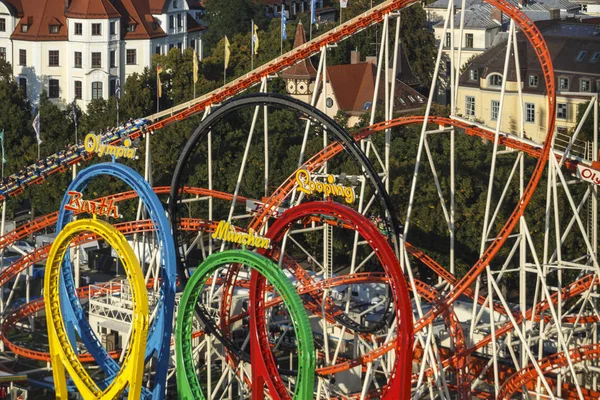 Olympia döngü Roller coaster binmek Ekim Festivali'nde Münih'te Ge