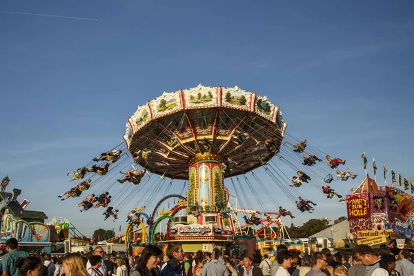 Wellenflug karussell beim oktoberfest in münchen, deutschland, 2016 — Stockfoto