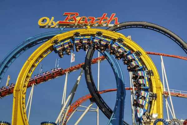 Olympia döngü Roller coaster binmek Ekim Festivali'nde Münih'te Ge