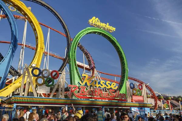 Olympia döngü Roller coaster binmek Ekim Festivali'nde Münih'te Ge