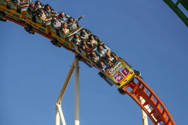 Olympia döngü Roller coaster binmek Ekim Festivali'nde Münih'te Ge