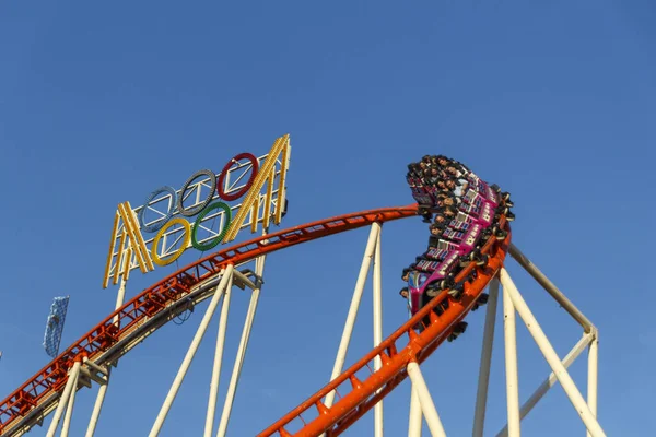 Olympia döngü Roller coaster binmek Ekim Festivali'nde Münih'te Ge