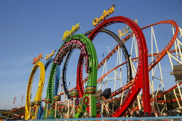 Olympia döngü Roller coaster binmek Ekim Festivali'nde Münih'te Ge