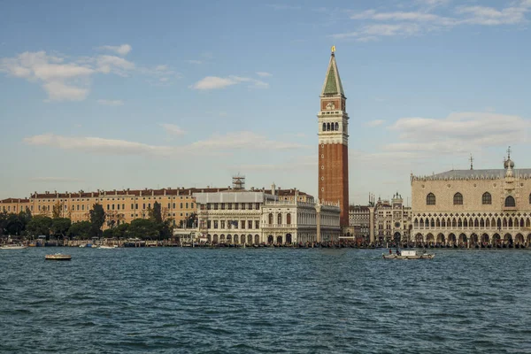 Vue sur la mer du Campanile de Saint Marc (clocher) à Venise, Ital — Photo