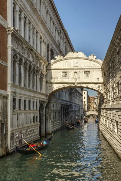 Góndolas en los canales de Venecia, Italia, 2016 — Foto de Stock