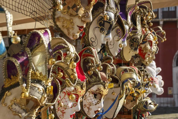 Venetiaanse maskers in opslaan weergave in Venetië, Italië, 2016 — Stockfoto