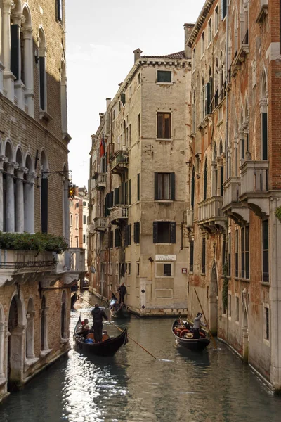 Gondoles dans les canaux de Venise, Italie, 2016 — Photo