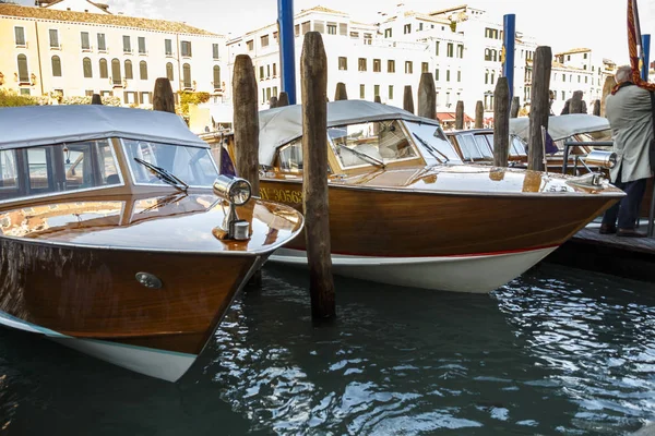Étape d'atterrissage avec bateaux à moteur à Venise, Italie, 2016 — Photo