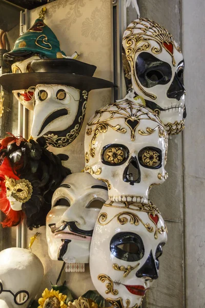 Venetiaanse maskers in opslaan weergave in Venetië, Italië, 2016 — Stockfoto