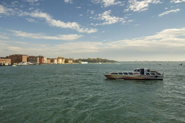 Táxi aquático em Veneza, Itália, 2016 — Fotografia de Stock