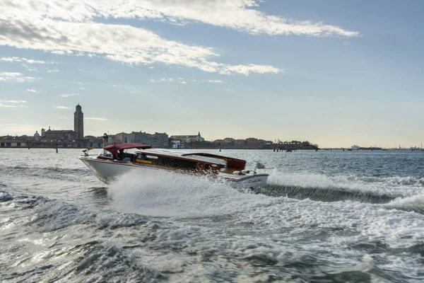 Transporte en taxi acuático en Venecia, Italia, 2016 —  Fotos de Stock