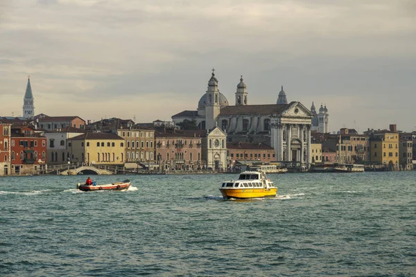 Táxi aquático em Veneza, Itália, 2016 — Fotografia de Stock