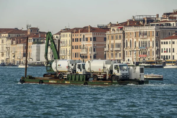 Barco de descarte de resíduos em Veneza, Itália, 2016 — Fotografia de Stock