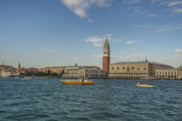 Vue sur la mer du Campanile de Saint Marc (clocher) à Venise, Ital — Photo