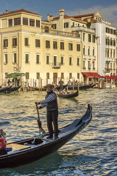Góndola en el Gran Canal en Venecia, Italia, 2016 — Foto de Stock