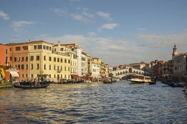 Góndola en el Gran Canal con el Puente de Rialto en Venecia, Ita — Foto de Stock