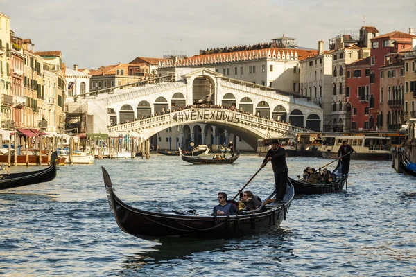 Gondole sur le Grand Canal avec le Pont du Rialto à Venise, Ita — Photo