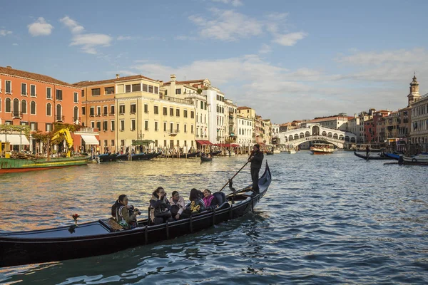 Gondole sur le Grand Canal avec le Pont du Rialto à Venise, Ita — Photo