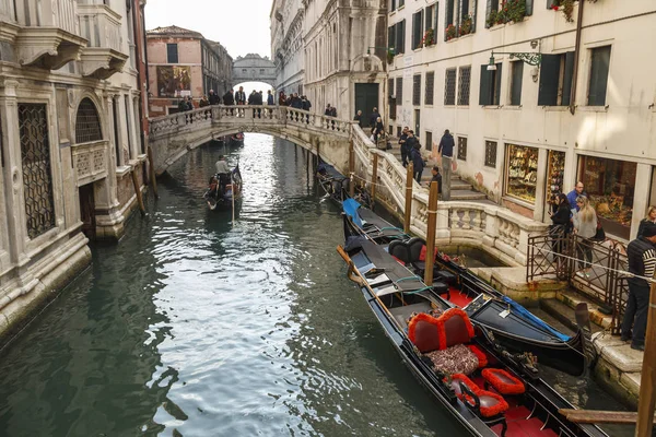 Góndolas en los canales de Venecia, Italia, 2016 — Foto de Stock