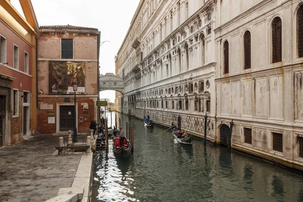 Góndolas en los canales de Venecia, Italia, 2016 — Foto de Stock