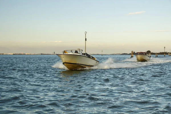 Transporte en taxi acuático en Venecia, Italia, 2016 — Foto de Stock