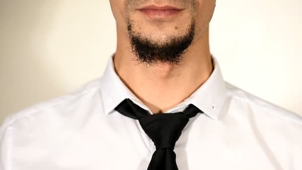 Ο άνθρωπος σε άσπρο πουκάμισο και μαύρη γραβάτα πόσιμο χυμό — Αρχείο Βίντεο