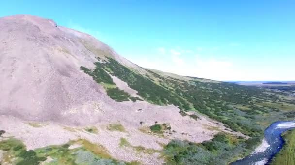 Luftaufnahme von Berg und Fluss — Stockvideo