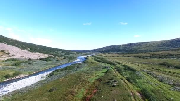 Vista aérea del valle del río y las montañas — Vídeo de stock