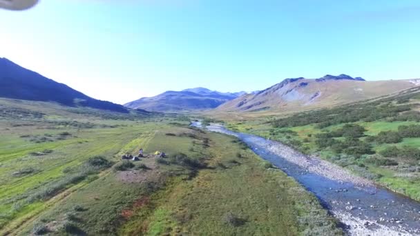 Luchtfoto van het kamp in de vlakten — Stockvideo