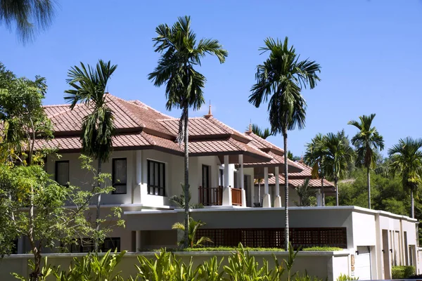 Schöne weiße Villa mit Palmen, Thailand Stockfoto