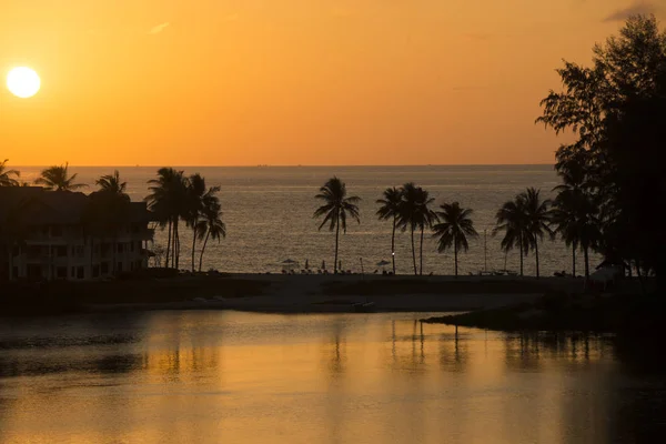 Beach lagün ve deniz kıyısında