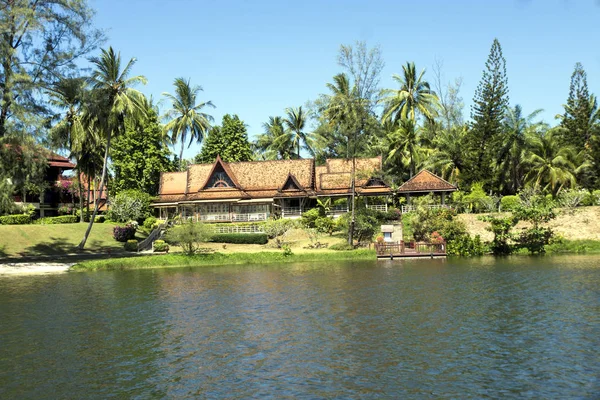 otel göle iskelesi ile kıyısında. Phuket, Tayland