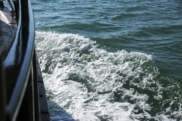 Okyanus dalgaları gemide tarafındaki görüntülemek