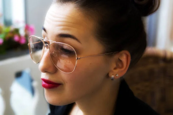 iş kadını güneş gözlüğü portresi