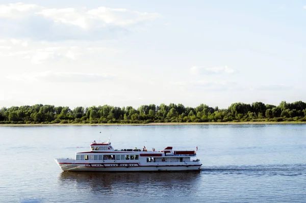 Nehri üzerinde tekne yüzen