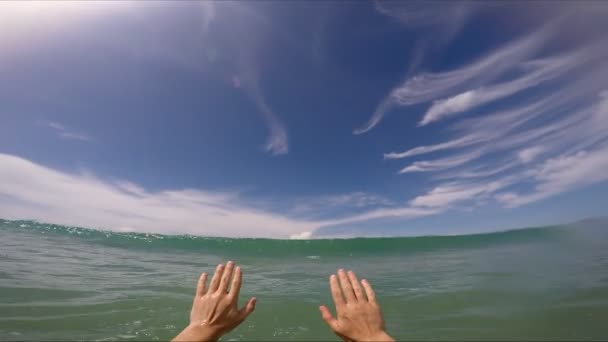 Essayer d'arrêter la vague maritime mains, son, ralenti mo 