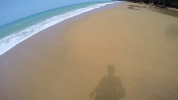 L'uomo cammina sulla bellissima spiaggia, vista in prima persona — Video Stock