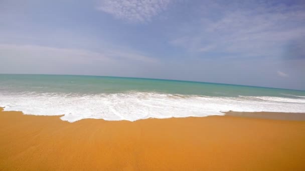Vakre, solrike strand og sjøsurf – stockvideo