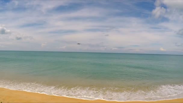 Passagiersvliegtuig landing over Beach, Thailand — Stockvideo
