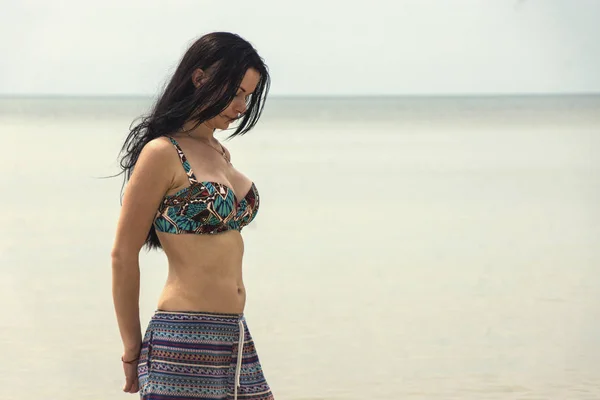 bikinili güzel esmer