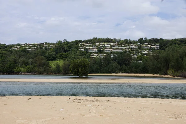 Bay yüksek kıyısında güzel bir ev