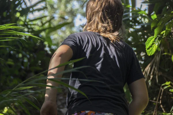 Uzun saçlı çocuk orman geçer