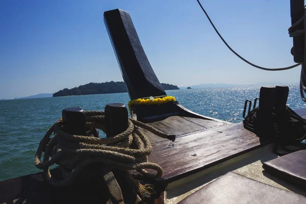 burun denizde yüzen bir ahşap gemi