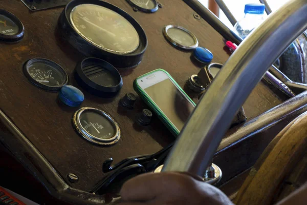 Gemi direksiyon simidi ve telefon kontrol panelinde