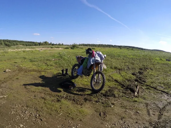 binici ile alanında ayakta motosiklet