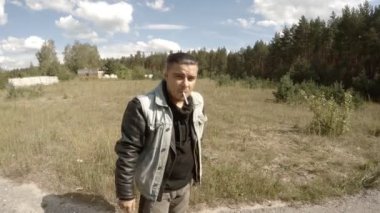 adam puro sigara içiyor.