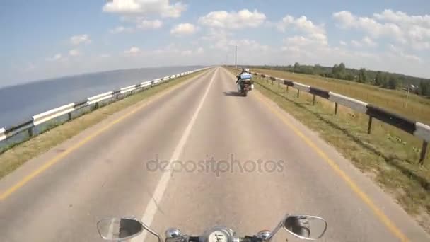Együtt utazik egy motorkerékpár — Stock videók