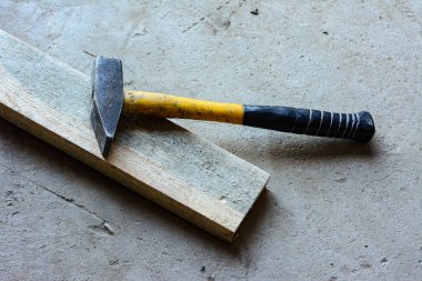 Tahta kaldırımda bir dilim var. Beton çekiç.