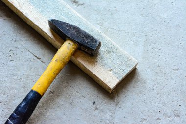 Tahta kaldırımda bir dilim var. Beton çekiç.