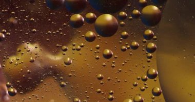 Soyut renkli arkaplan, altın sarısı baloncuk, sarı su kabarcıkları duvar kağıdı, baloncuk makro çekim, suda yakın çekim baloncukları, su yüzeyinde soyut bir arkaplan üzerine yağ damlaları.